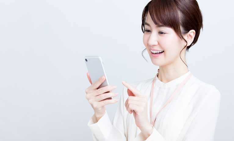 LINEで相談している女性