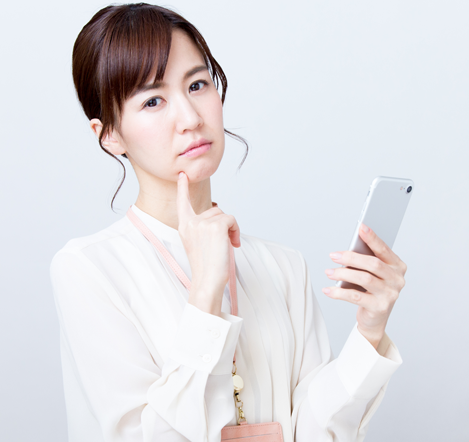 スマートフォンを操作する女性