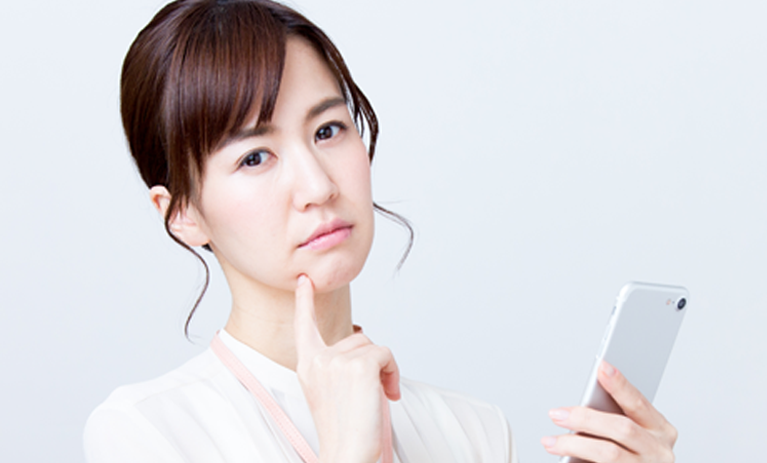 スマートフォンを操作する女性