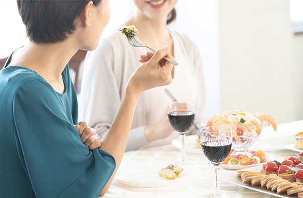 食事を楽しむ女性