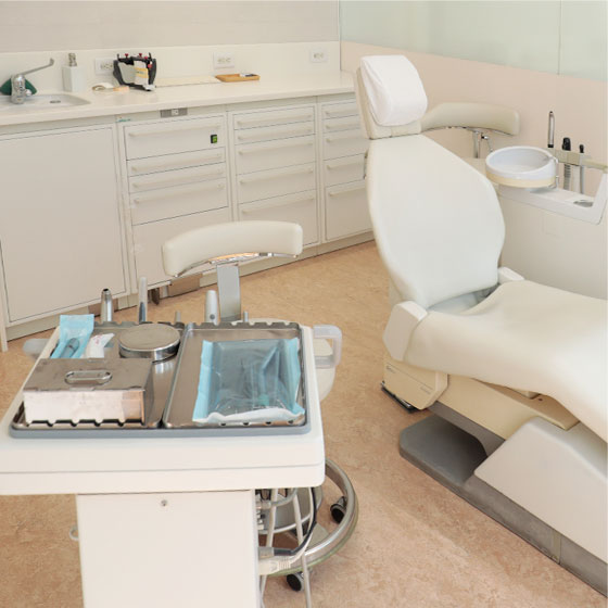 診療室と歯科治療器具
