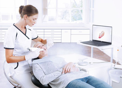 カウンセリングする歯科医師と患者