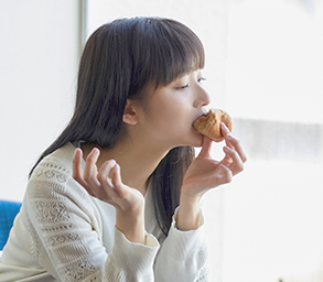 サラダを食べる
