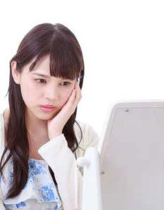 頬をさわる女性
