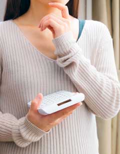 費用を気にする女性